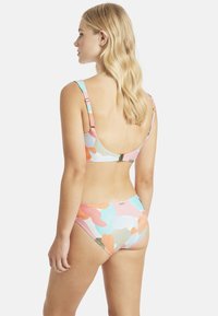 Multikleurige bikini-set met een bloemenpatroon in roze, blauw en oranje tinten. Het materiaal lijkt zacht, met verstelbare bandjes en een sluitingdetail.