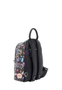 Zaino nero caratterizzato da un mix di modelli colorati, texture e decorazioni, tra cui borchie ed elementi grafici. Doppie spalline.