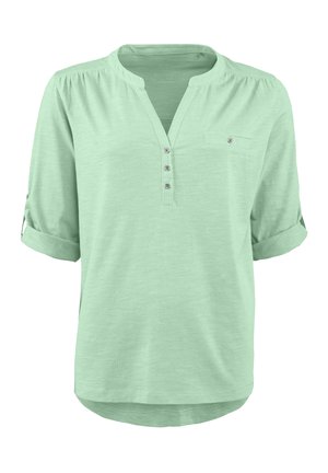 Mintgrünes, kurzärmliges Hemd mit Knopfleiste, abgerundetem Saum, subtiler Textur und einer Brusttasche mit Knopfdetail.