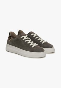 Ciemnoszare skórzane sneakersy z białymi sznurowadłami, teksturowanymi akcentami z tyłu i grubą, białą gumową podeszwą. Charakteryzują się gładkim wykończeniem i prostym designem.