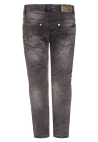 Jeans de mezclilla gris con corte ajustado, que cuentan con dos bolsillos traseros con costuras decorativas y remaches de metal. Textura desgastada a lo largo de la tela.