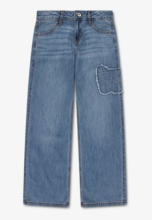 Blå denimjeans med vide ben og et tekstureret sommerfugleformet mærke på højre lår.