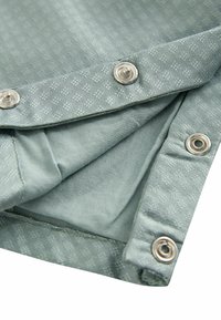 Tissu bleu turquoise avec un motif de diamant texturé, doté de boutons-pression en argent et d'une doublure intérieure lisse.