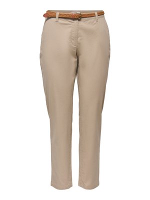 Beige broek met rechte pijpen, voorzakken en een geweven bruine riem met gesp in de taille.