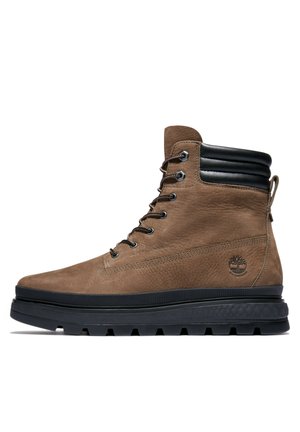 Brun højt læderstøvle med sort polstret krave, snørelukning foran, tyk sort sål og Timberland vandtæt logo på siden.