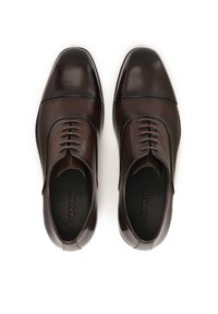 Zapatos de vestir de cuero marrón con un acabado suave, punta redondeada, diseño clásico de cordones y marca en la plantilla.