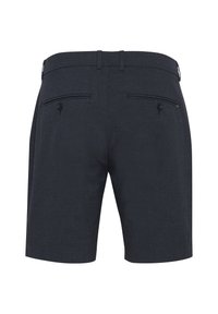 Mørkeblå skreddersydde shorts laget av et glatt tekstil, med to baklommer og diskrete knappdetaljer.