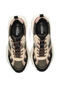 Sneaker multicolori con tomaia in rete, dettagli in suede beige, rifiniture nere e suola bianca spessa. Presentano un design della lacci decorato.