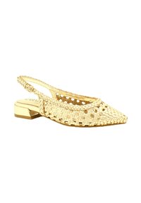 Scarpa slingback beige intrecciata con punta affilata, tacco basso a blocco e motivi a intaglio. Finitura strutturata e dettaglio della cintura regolabile.