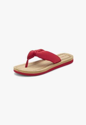 Flache Sandale mit hellholzgemustertem Absatz und gepolstertem roten Stoffriemen, der in einem Knoten über dem Zehensteg gebunden ist, Seitenansicht in einem Winkel.