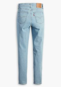 Vaqueros de denim azul claro con un corte recto, que presentan dos bolsillos traseros y una etiqueta de parche de cuero en la cintura.