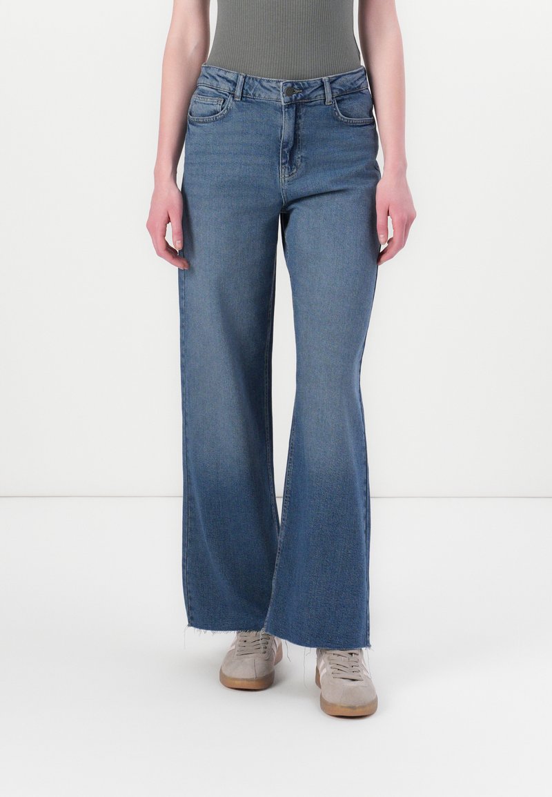 Noisy May NMDAHLIA WIDE LEG - Laisvo kirpimo džinsai - medium blue denim