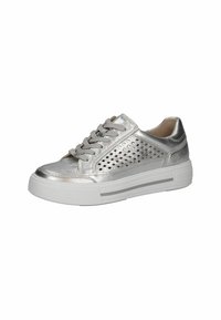 Fémes ezüst sneaker perforált dizájnnal, szürke fűzőkkel és fehér talppal, amely diszkrét szürke csíkokkal rendelkezik.