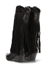 Botas vaqueras de cuero negro con flecos largos, detalles de tachuelas en la parte superior, cuello curvado y tacón apilado. El acabado texturizado añade dimensión.