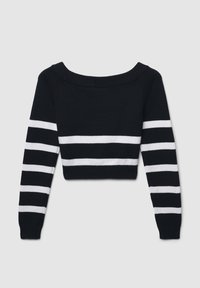 Maglione corto a righe bianche e nere con scollatura ampia, maniche lunghe e texture morbida. Presenta righe bianche orizzontali sulle maniche.