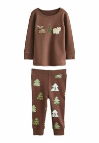 Hnedý bavlnený pyžamový set pozostávajúci z dlhého rukávu s výšivkou zvierat a stromov a nohavíc so vzormi zelených stromov a hôr.