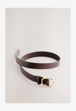 Brązowy pasek skórzany o gładkiej fakturze, z podwójną złotą klamrą. Regulowany dzięki wielu dziurkom, umożliwiającym dopasowanie rozmiaru.