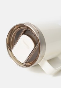 Λευκό μονωμένο κούπα με ανοξείδωτο καπάκι. Το καπάκι διαθέτει ένα καφέ άνοιγμα με συρόμενο μηχανισμό. Λείος υφής με καμπυλωτό σχέδιο λαβής.