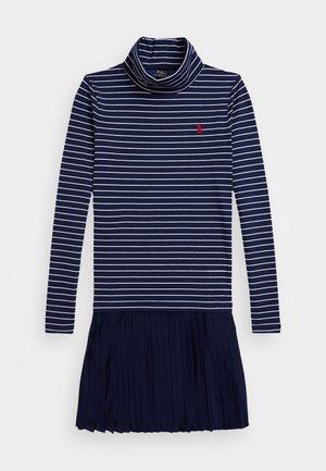 Robe rayée marine avec un col roulé, ornée de rayures horizontales blanches et d'une jupe plissée, fabriquée à partir d'un tissu doux et extensible.