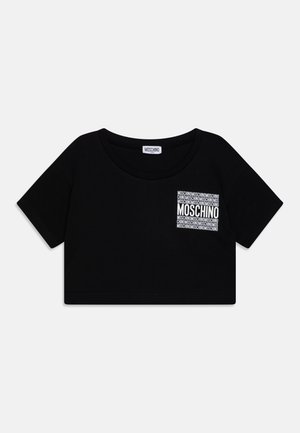 Melna īsā t-kreklā no kokvilnas ar apaļu kakla izgriezumu un īsām piedurknēm. Priekšā kreisajā pusē ir kabata ar atkārtotu "Moschino" tekstu.