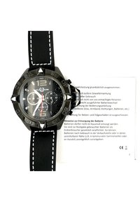 Reloj de pulsera de cuero negro con un dial negro texturizado. Presenta marcadores de horas en negrita, acentos en plata y rojo, y un diseño de caja distintivo y robusto.