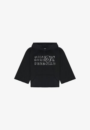 Felpa nera con cappuccio e maniche larghe con numeri bianchi da 0 a 23 disposti su tre file, con il numero 6 cerchiato al centro davanti.