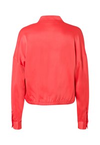 Rode satijnen blouse met een gladde textuur, kraaghals, verlaagde schouders en elastische zoom. Lange mouwen met knoopmanchetten.