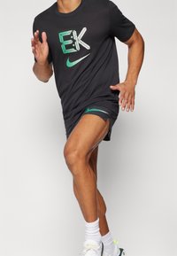 Nike Performance TEE KIPCHOGE - T-skjorte til trening - black