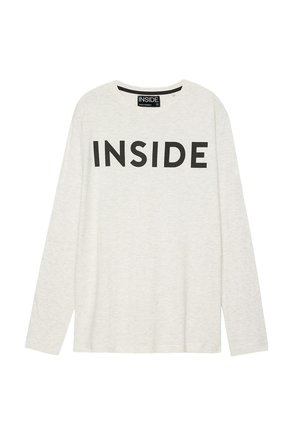 Camisa de manga larga gris claro de mezcla de algodón que presenta un estampado en negro con el texto "INSIDE" en el pecho. Cuello redondo y corte relajado.