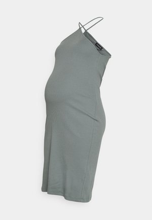 Vestido de maternidade em tecido suave e frisado, cor verde ardósia, sem mangas com alças finas, silhueta ajustada, até ao joelho, textura lisa.