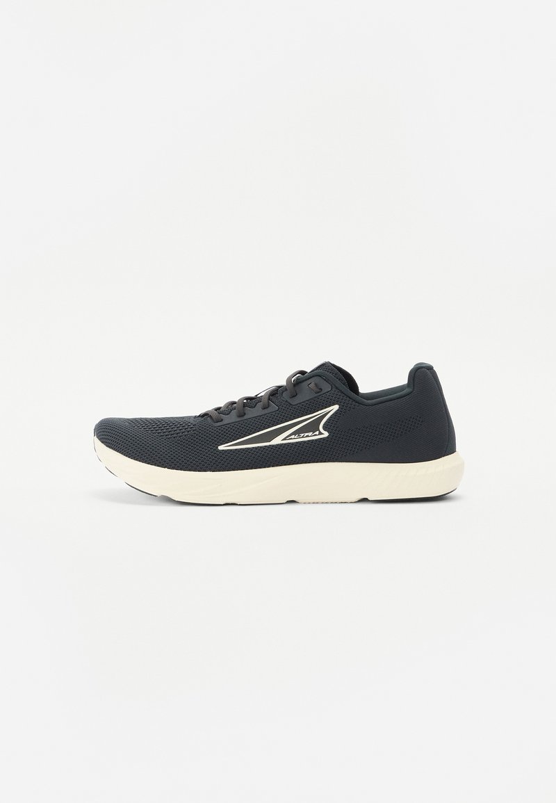 Chaussure de sport noire avec tige en maille, accents blancs, semelle rembourrée et bout arrondi. Présente un design à lacets et une silhouette épurée.
