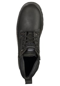 Botín de cuero negro hasta el tobillo con punta redonda, superficie texturizada, costuras reforzadas y ojetes metálicos para los cordones. Interior acolchado y asa de sujeción.