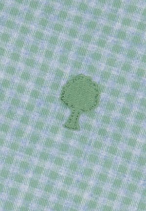 Groen geruite stof met een klein geborduurd boompje in een donkerder groen, met een zachte textuur en een subtiele glans.