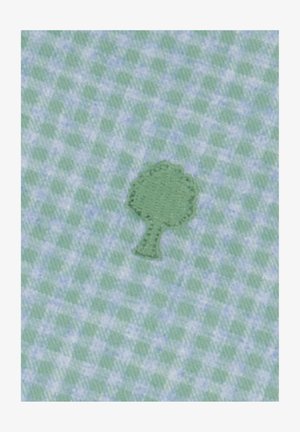 Tessuto a quadri verdi con un piccolo logo di un albero ricamato in verde scuro, dalla texture morbida e da una leggera lucentezza.