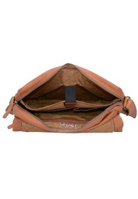 Borsa a tracolla in pelle tan con dettagli cuciti, due scomparti e chiusura con zip. L'interno presenta una fodera a motivo e una piccola etichetta.