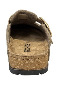 Brune ruskindsandal med korkbund, sort gummisål og guld-tone spænde accent. Har et afrundet design og tekstureret foring.