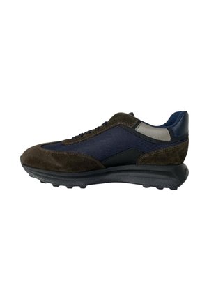 Sneaker con tomaia in suede marrone, pannelli in mesh blu navy e suola in gomma nera. Presenta una punta arrotondata e sottili accenti grigi.