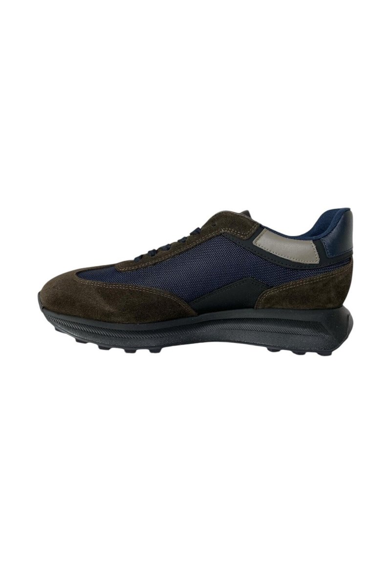 Sneaker con tomaia in suede marrone, pannelli in mesh blu navy e suola in gomma nera. Presenta una punta arrotondata e sottili accenti grigi.