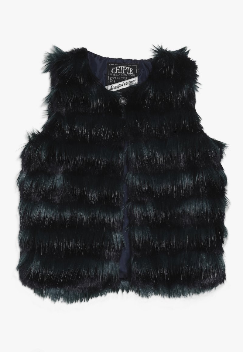 Czarna kamizelka z futra syntetycznego o teksturowanym paskowanym wzorze, bez rękawów, z okrągłym dekoltem i pojedynczym zapięciem na guzik.