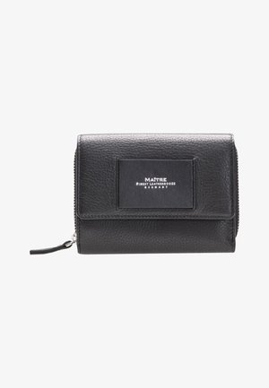Zwarte lederen portemonnee met een gestructureerd oppervlak, ritssluiting en een voorpatch met de tekst "MAITRE Finest Leathergoods."