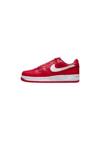 Sneaker Nike Air Force 1 en cuir rouge avec des accents blancs, présentant un bout arrondi et un col rembourré, une surface texturée et un laçage à l'avant.