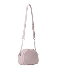 Borsa in finta pelle rosa chiaro con una forma arrotondata. Presenta una lunga tracolla regolabile, accentuata da catene in argento, e una superficie liscia.