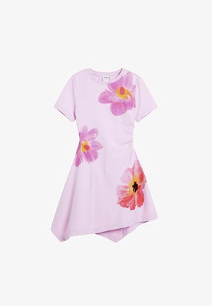Vestido corto rosa con mangas cortas, con grandes patrones florales en tonos de rosa y naranja, confeccionado en una tela suave y ligera.