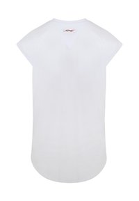Camiseta blanca de algodón con dobladillo redondeado, mangas cortas tipo cap sleeve y un pequeño detalle de logo rojo en la parte posterior del cuello. Textura suave.