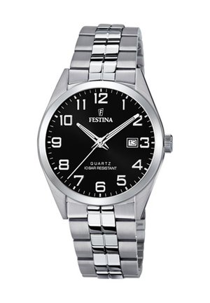 Montre en acier inoxydable argenté avec un cadran rond noir, de grands chiffres blancs, un mouvement à quartz et un affichage de la date à 3 heures.