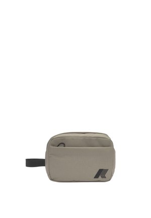 Borsa da toilette compatta beige con tasca frontale, logo nero e manico laterale su sfondo bianco.