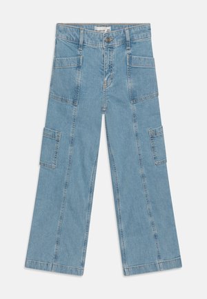 Lyseblå denim cargo-bukser med vide ben, som har flere lommer, knappelukking og synlige sømdetaljer gjennom hele.
