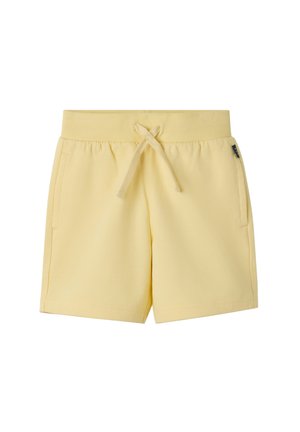 Lysegule shorts til småbørn med ribbet elastik i taljen og snøre foran, med sidelommer og et lille sort mærke på højre side.