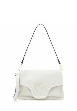 Borsa a tracolla in pelle bianca con chiusura a patta, bordi curvi, tracolla nera regolabile e logo "LCM" in rilievo sul davanti.