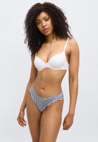 Λευκό επενδυμένο σουτιέν με ρυθμιζόμενες τιράντες και καμπυλωτά κύπελλα, σετ με μπλε και άσπρο καρό εσώρουχο με κυματιστό τελείωμα.